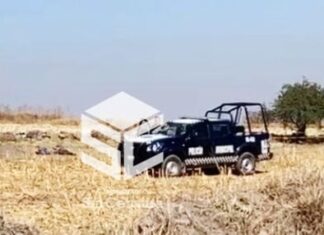 Localizan los cuerpos sin vida de dos hombres en un camino de terracería en la colonia El Socorro en Valle de Santiago.