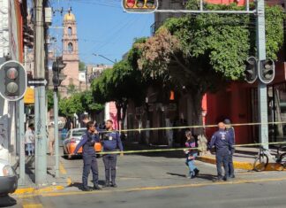 Motosicarios asesinan a dos en la colonia Obrera en León.