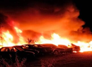 30 vehículos se quemaron en un incendio de un pastizal que alcanzó un yonke en San Miguel de Allende.