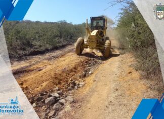 Continúa con los trabajos de rehabilitación de caminos rurales saca cosechas en Santiago Maravatío.