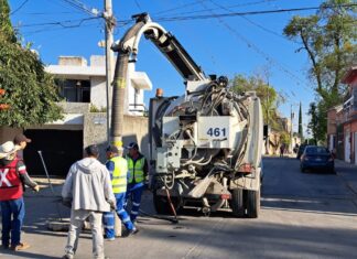 SMAPAS intensifica trabajos de desazolve en puntos críticos de Salvatierra previo a la temporada de lluvias.