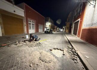 Continúan trabajos de bacheo en calles del centro histórico de Salvatierra