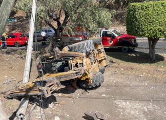 Operador de retro excavadora murió después de impactar su unidad con dos postes; se había quedado sin frenos.