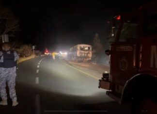 Incendio intencional de un camión generó un fuerte despliegue de elementos policiacos y cuerpos de socorro en Salvatierra.