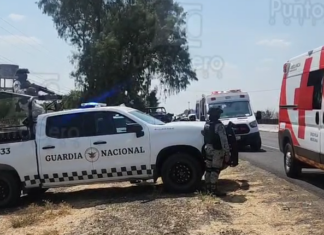 Encuentran los cuerpos sin vida de cinco personas, una mujer y cuatro hombres, abordo de una camioneta negra en la carretera Salamanca – Celaya.