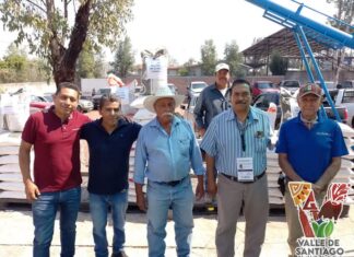 Autoridades municipales encabezadas por el Lic. Israel Mosqueda Gasca, entregaron Fertilizantes en Ocho comunidades de Valle de Santiago.
