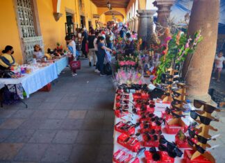 Impulsan a comerciantes y artesanos con espacios de venta por el Día de las Madres.