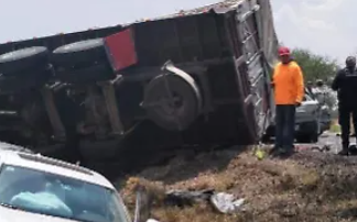 2 muertos y 10 heridos en choque múltiple en Apaseo el Grande.