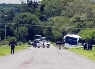 Ataque armado a un autobus de transporte de personal dejo un saldo de una mujer sin vida y cuatro lesionados.