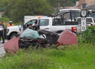 Muere oficial de la FGE al chocar contra una grúa