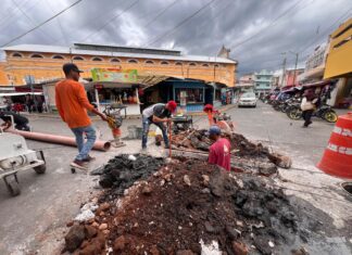 SMAPAS atiende taponamiento de drenaje en Plazuela Hidalgo, en Salvatierra.