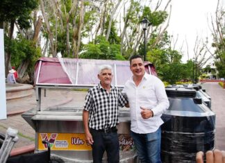 Entrega de sillas de ruedas, carritos para venta de alimentos, andaderas, bastones, muletas, tinacos y calentadores solares, en Valle de Santiago.