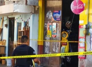 Una mujer fue asesinada a balazos, al interior de una tienda de abarrotes en la colonia Emiliano Zapata, en Valle de Santiago.