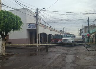 Fuerte incendio se registró esta mañana, al interior del mercado municipal “Antonio Plaza”, en Apaseo El Grande.