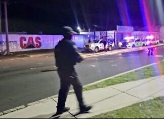 Un muerto y cuantiosos daños materiales a varios vehículos en un ataque armado en una pensión en la colonia San Juan de la Presa, en Salamanca.