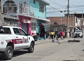 Dos hombres que viajaban en una moto fueron arrollados por un microbus de la ruta 12 en la colonia Infonavit 1.