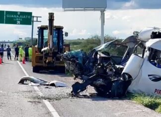Choque por alcance entre una camioneta de transporte de personal y una retro excavadora; dejo un saldo dedos muertos y cuatro heridos.