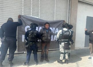 Autoridades federales y municipales aseguran vehículo robado con armamento en Apaseo el Grande