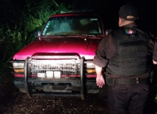 Aseguran vehiculo con reporte de robo en Yuriria.