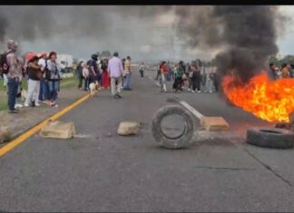 Esta mañana vecinos de la comunidad de San Joaquín bloquearon la autopista León – Aguascalientes.
