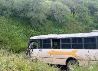 Esta mañana un Autobus de transporte público se salio de la cinta asfáltica en la carrtera San Miguel de Allende – Dolores Hidalgo.