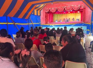 El DIF Salvatierra, lleva a familias a función de títeres.