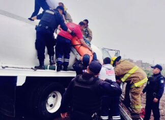 Un hombre y una mujer, fueron rescatados del interior del tanquede una pipa, donde realizaban labores de pintura, en Irapuato.