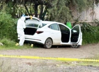 Localizan el cuerpo sin vida de un hombre al interior de un auto en la carrtera Leon – Santa Ana del Conde.
