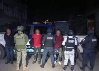 Detiene a tres sujetos con un arsenal de armas, cartuchos útiles, droga y una camioneta con reporte de robo.