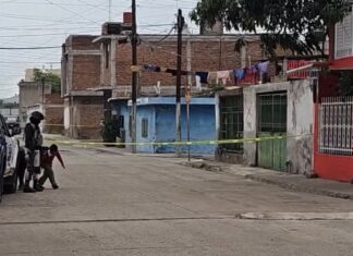 Esta mañana comando armado rafagueo la fachada de una vivienda en la colonia Obrera en Salamanca; no se registraron lesionados ni decesos.