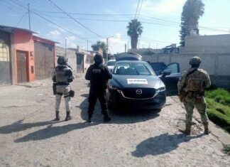 En operativo CONFÍA en Valle de Santiago se aseguro un vehículo con reporte de robo, armas y equipo táctico.
