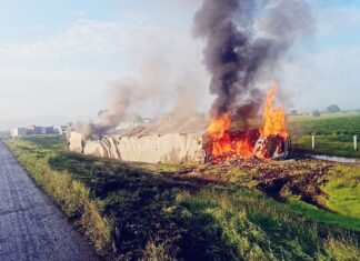 Cuatro lesionados, uno de ellos grave, en volcadura e incendio de un trailer en San Luis de la Paz.