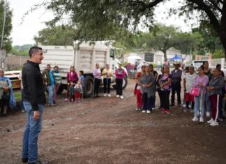 Entrega de apoyos de material para construcción en Zapote de San Vicente, en Valle de Santiago.