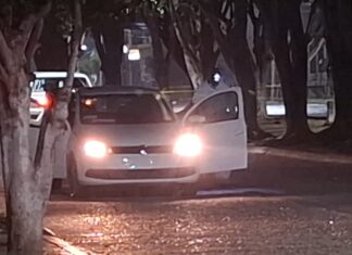 La noche de este lunes, un hombre fue asesinado a balazos al interior del auto que conducia, en la colonia San Isidro, en Leon.