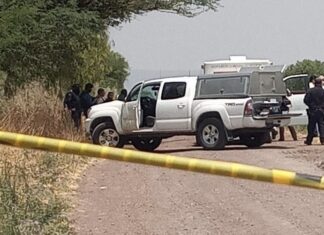 Localizan un cuerpo calcinado al interior de un vehiculo en la comunidad de El Puesto, en Celaya.
