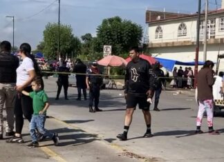 Dos hombres fueros atacados a balazos en el tianguis de la calle Sol, uno de ellos murio cuándo recibia atencion médica.