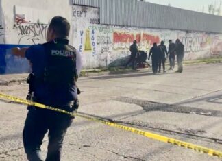 Un hombre fue atacado a balazos en la esquina de la calle Romita con Avenida Valle de Santiago en Salamanca; fue trasldado en estado crítico para su atencion médica.