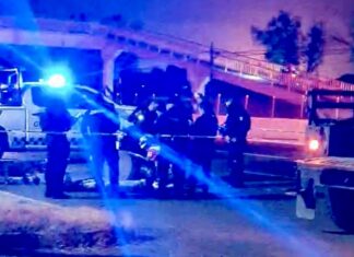 Localizan los cuerpos sin vida de tres personas aun costado del acceso a la colonia Villas Salamanca 400.