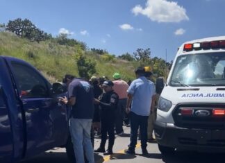 Choque frontal entre una camioneta y un vehiculo compacto, dejo un saldo de tres lesionados, en la carretera federal Valle de Santiago – Yuriria.