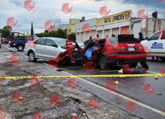 Un muerto y cinco lesionados, el saldo de un choque frontal entre dos vehiculos en la carretera Yuriria – Uriangato, esta tarde.