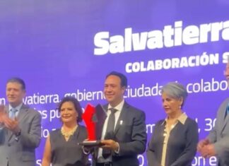 Daniel Sámano, Presidente Municipal de Salvatierra, recibio el premio nacional en innovación gubernamental.