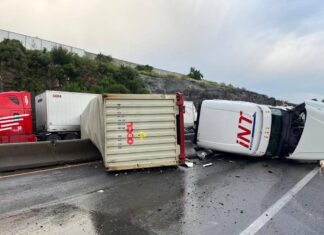 Tres tráilers protagonizaron un accidente sobre la autopista León Aguascalientes; el tráfico se interrumpio por varias horas.
