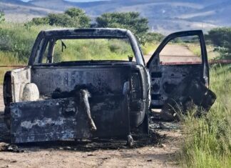 En el camino rural de San Felipe a la comunidad de Molino de San Jose, fue localizada una camioneta complétamente calcinada y en su interior el cuerpo de una persona.