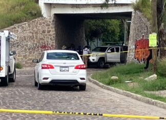 Localizan los cuerpos sin vida de una pareja al interior de un vehículo abandonado en la colonia Periodistas Mexicanos en León .