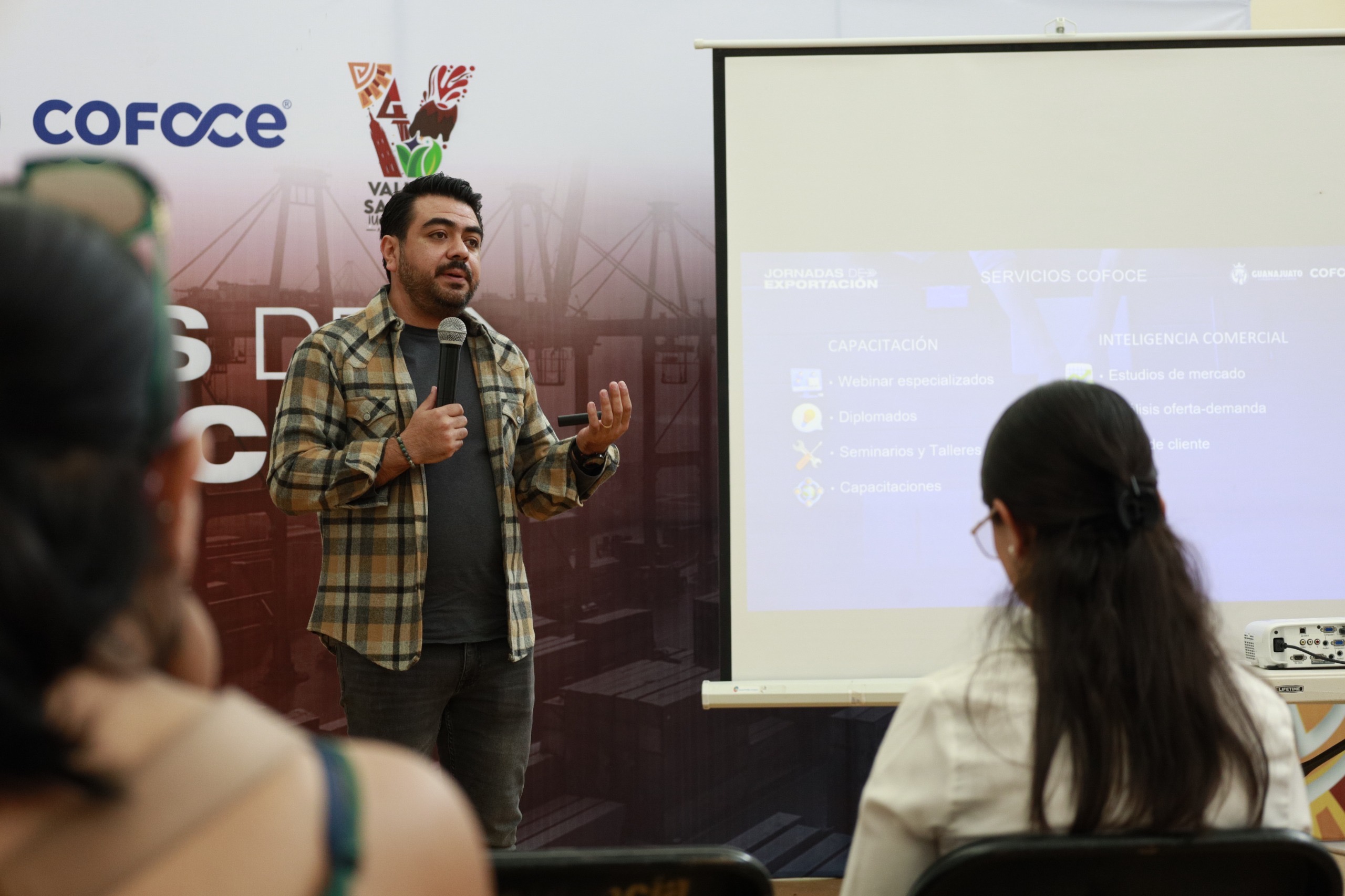 PEQUEÑOS EMPRESARIOS SE CAPACITAN EN EXPORTACIÓN EN LAS “JORNADAS DE EXPORTACIÓN”