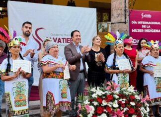 *Daniel Sámano reconoce a mujeres indígenas en su día*