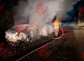 Enfrentamiento entre civiles armados y policias durante la madrugada en Valle de Santiago.