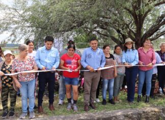 El presidente municipal de Santiago Maravatío, Lupe Paniagua y la Lic. Liz Alejandra Esparza Frausto, Secretaria de Derechos Humanos, inauguraron la rehabilitación del campo de béisbol en Ojo de Agua.