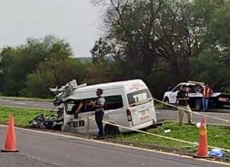 Tres personas perdieron la vida en un choque entre un trailer y una camioneta de transporte de personal.