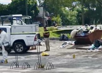 Localizan el cuerpo sin vida de un hombre entre los contenedores de basura, frente al panteón municipal en Valle ee Santiago.